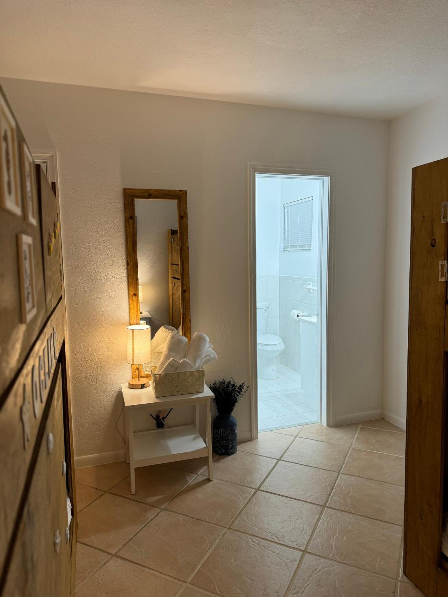 Beds & Sheets Fll Airport Hostel