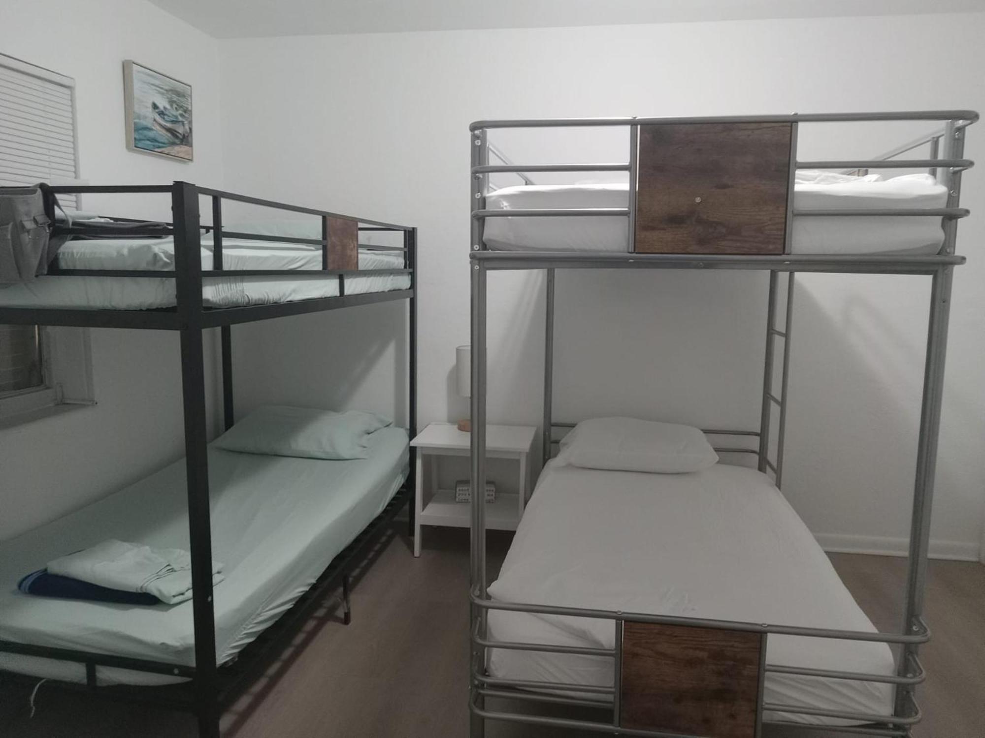 Beds & Sheets Fll Airport Hostel